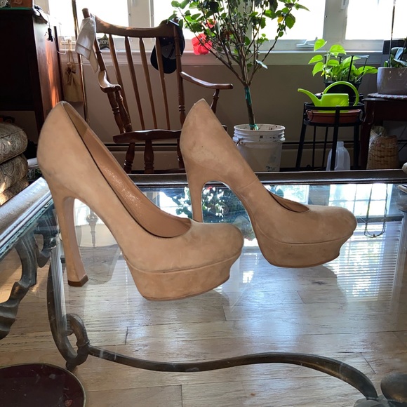 Yves Saint Laurent nude suede pump - Picture 2 of 6